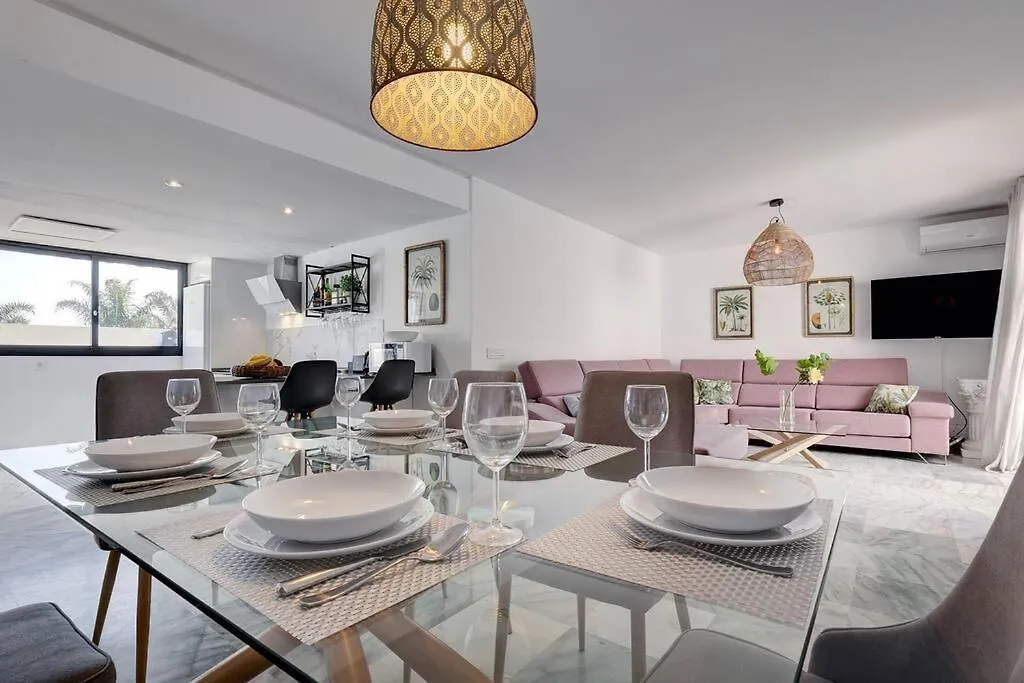 4 Bedroom Townhouse 200 Meters From The Beach! 埃斯特波纳 西班牙
