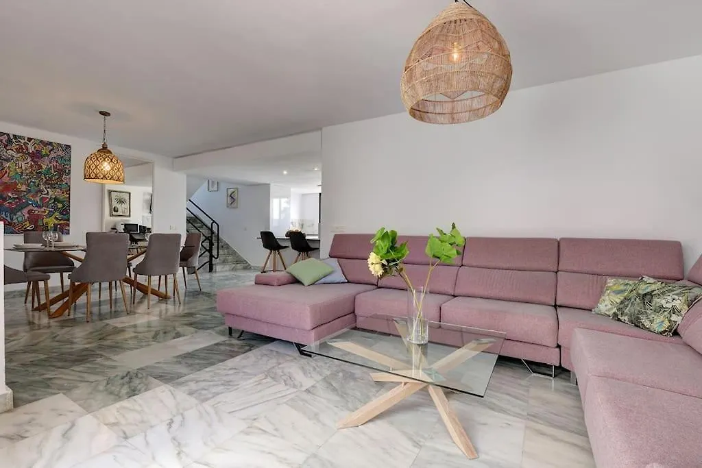 公寓 4 Bedroom Townhouse 200 Meters From The Beach! 埃斯特波纳 西班牙