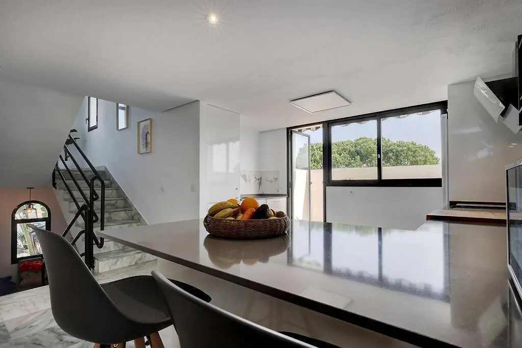 4 Bedroom Townhouse 200 Meters From The Beach! 埃斯特波纳 公寓