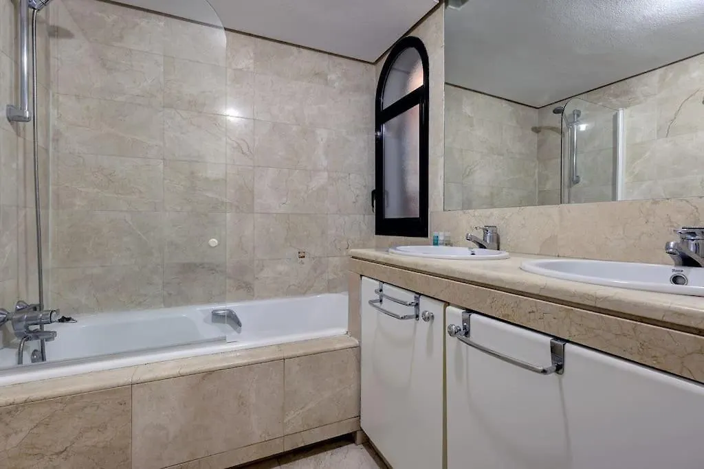4 Bedroom Townhouse 200 Meters From The Beach! 埃斯特波纳 0*,  西班牙