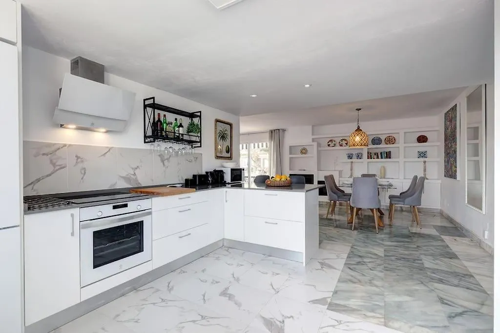 4 Bedroom Townhouse 200 Meters From The Beach! Estepona