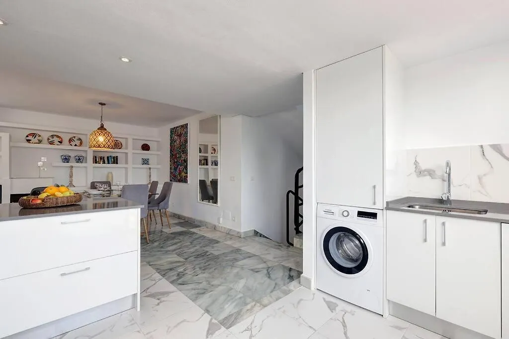 4 Bedroom Townhouse 200 Meters From The Beach! 埃斯特波纳 0*,  西班牙