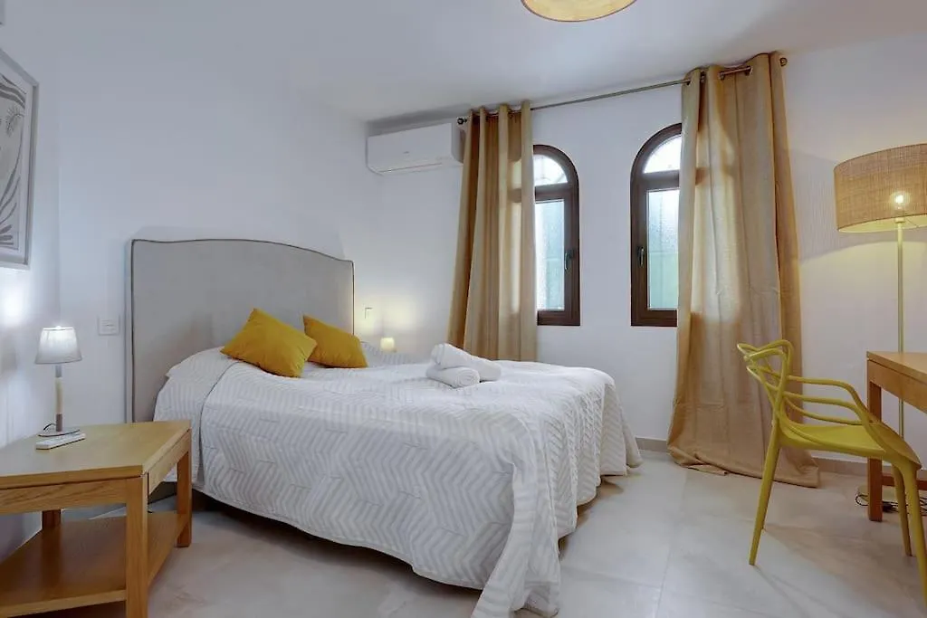 4 Bedroom Townhouse 200 Meters From The Beach! 埃斯特波纳
