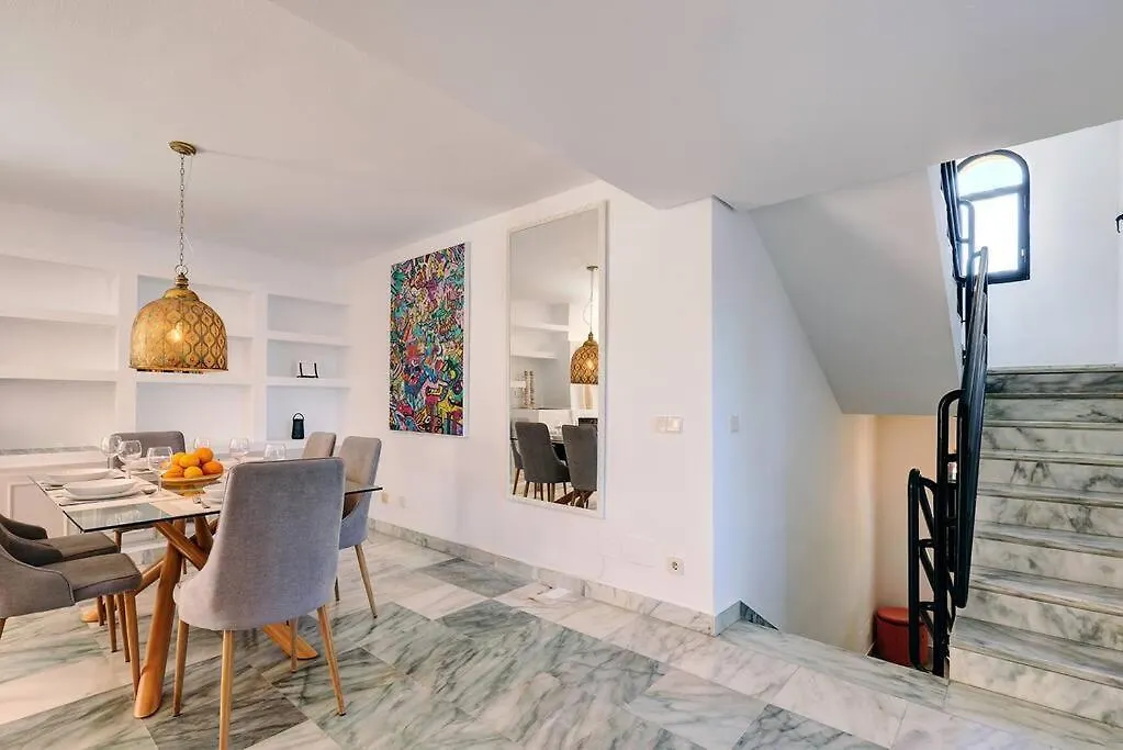 4 Bedroom Townhouse 200 Meters From The Beach! 埃斯特波纳