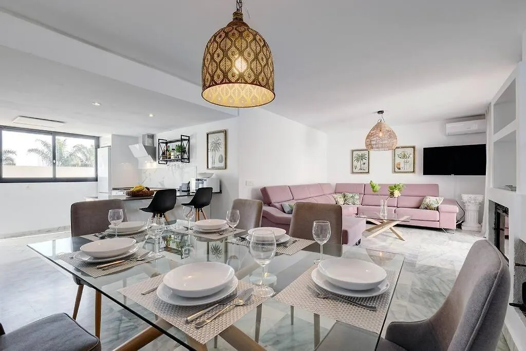 4 Bedroom Townhouse 200 Meters From The Beach! 埃斯特波纳 公寓