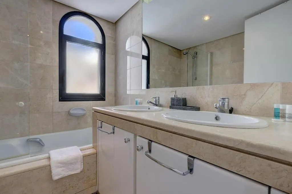4 Bedroom Townhouse 200 Meters From The Beach! 埃斯特波纳 公寓
