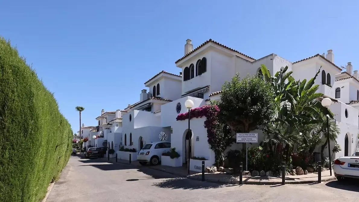 4 Bedroom Townhouse 200 Meters From The Beach! 埃斯特波纳