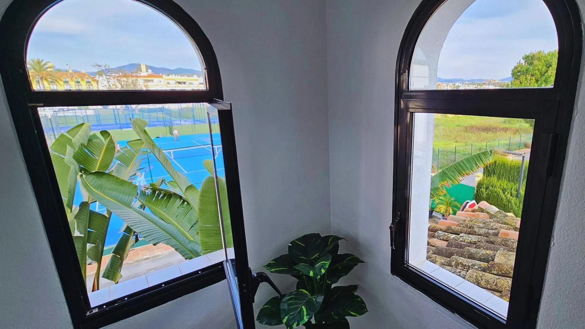 公寓 4 Bedroom Townhouse 200 Meters From The Beach! 埃斯特波纳 西班牙
