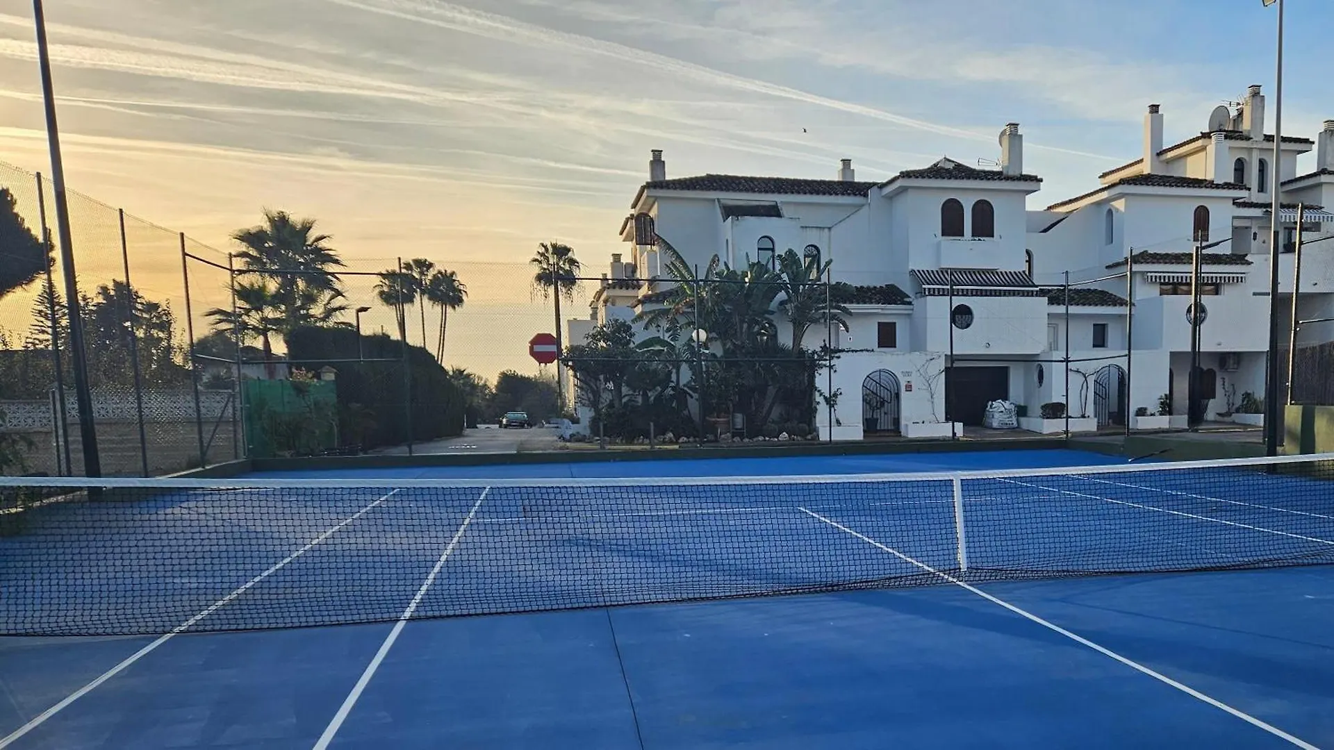 4 Bedroom Townhouse 200 Meters From The Beach! 埃斯特波纳